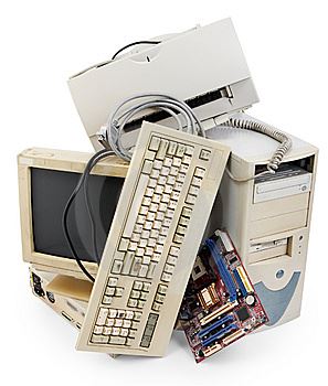 Numa loja de informática de Alcains as peças de velhos computadores ganham vida como bijutaria